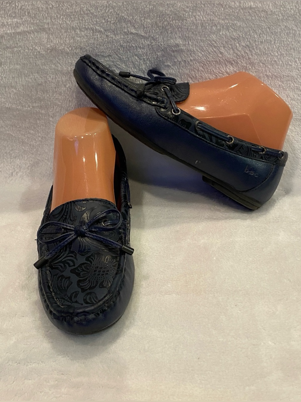 b.o.c Carolann Floral Embossed Faux Leather Slip-on Loafers Shoes Navy Sz 6 VGC